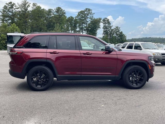 Used 2024 Jeep Grand Cherokee Altitude AWD/4WD image 3