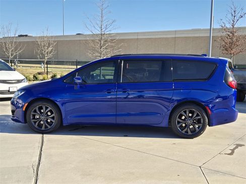 Used 2018 Chrysler Pacifica Limited w/ Advanced Safetytec Group image 3
