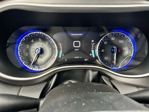 Used 2024 Chrysler Pacifica Touring-L FWD image 10