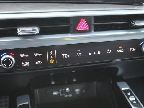 Used 2025 Kia Sorento SX image 9