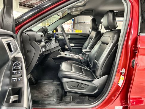 Used 2022 Ford Explorer XLT w/ Equipment Group 202A image 11
