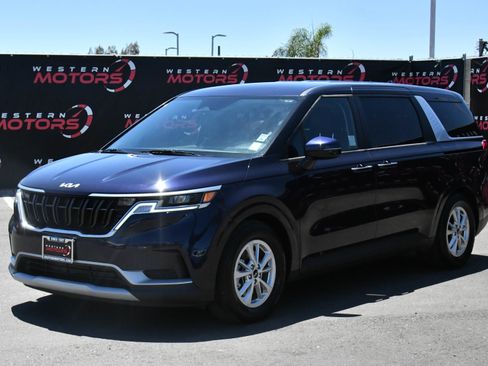 Used 2024 Kia Carnival LX FWD image 3