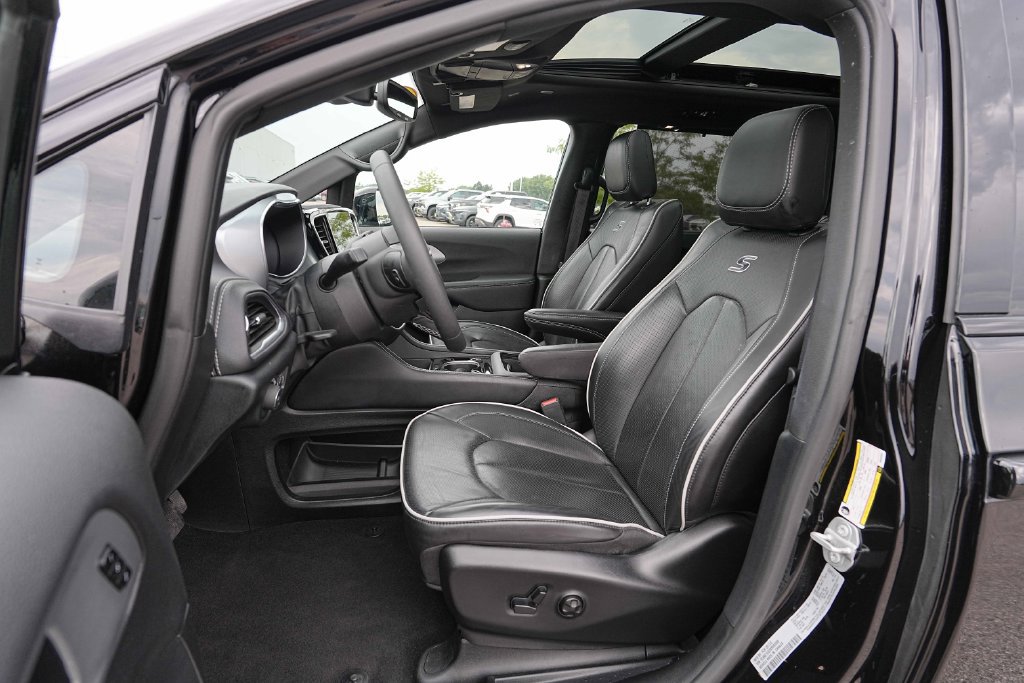 Used 2025 Chrysler Pacifica Limited FWD image 18