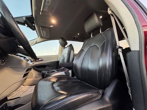 Used 2018 Chrysler Pacifica Touring-L image 16