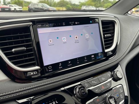 Used 2025 Chrysler Pacifica Limited FWD image 37