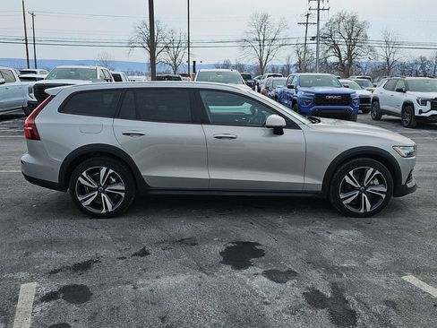 Used 2025 Volvo V60 B5 Cross Country Plus image 3