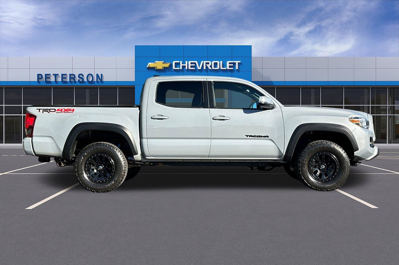 Used 2018 Toyota Tacoma TRD Off-Road w/ Technology Package AWD/4WD image 3