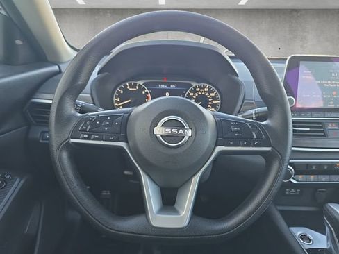 Used 2025 Nissan Altima 2.5 SV FWD image 21