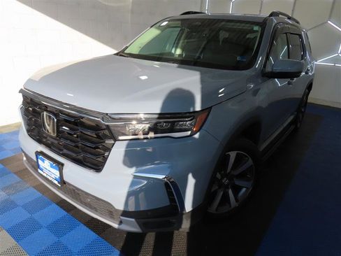 Used 2025 Honda Pilot Touring image 4