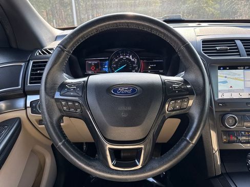 Used 2018 Ford Explorer XLT w/ Equipment Group 202A image 11