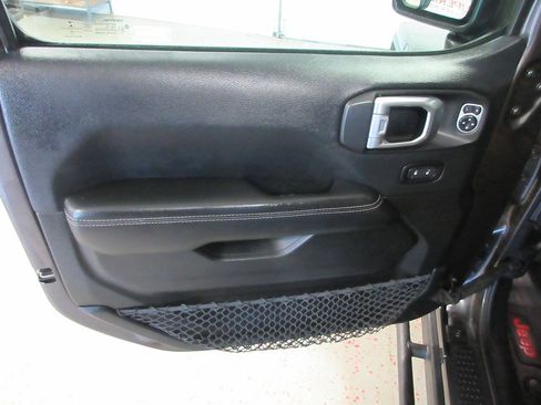 Used 2018 Jeep Wrangler Unlimited Sahara w/ LED Lighting Group AWD/4WD image 32