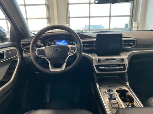 Used 2022 Ford Explorer XLT w/ Equipment Group 202A image 18