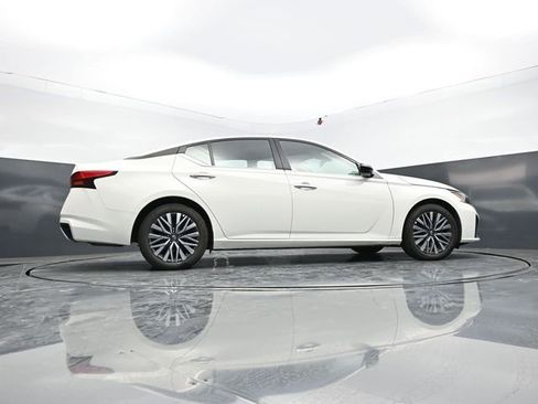 Used 2025 Nissan Altima 2.5 SV FWD image 47