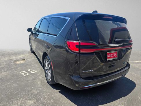 Used 2023 Chrysler Pacifica Touring-L FWD image 5