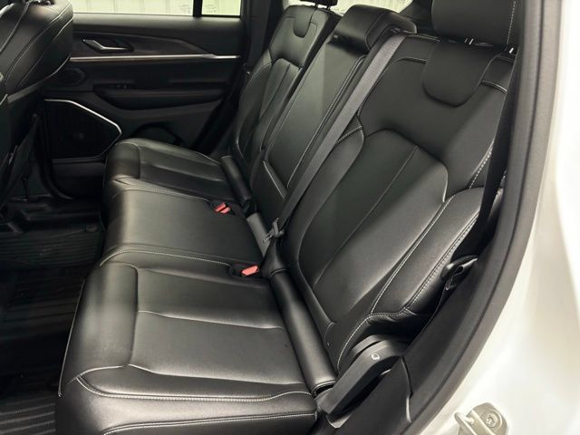 Used 2024 Jeep Grand Cherokee Limited w/ Black Appearance Package AWD/4WD image 11