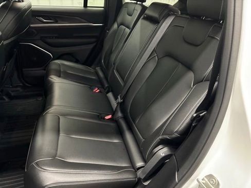 Used 2024 Jeep Grand Cherokee Limited w/ Black Appearance Package AWD/4WD image 11