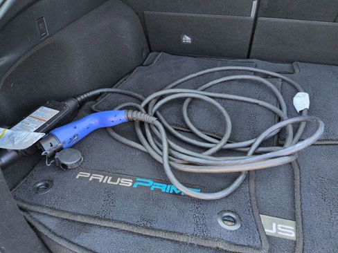 Used 2017 Toyota Prius Prime Advanced w/ Carpet Mat Package image 32