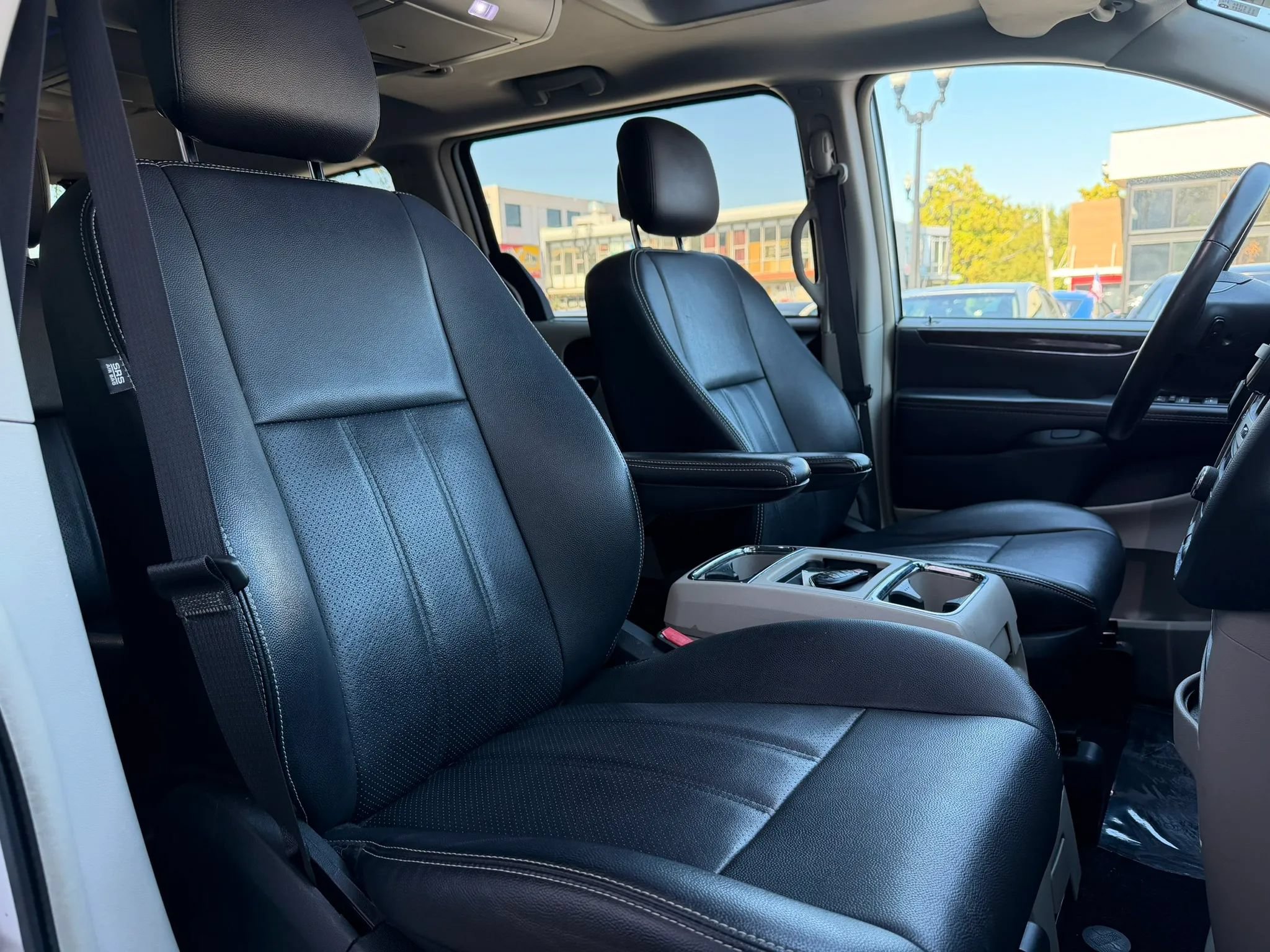 Used 2016 Chrysler Town & Country Touring-L FWD image 17