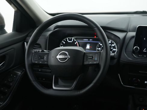 Used 2025 Nissan Rogue SV w/ SV Premium Package image 14