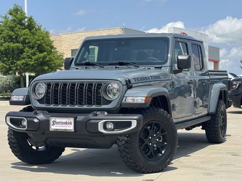 Used 2025 Jeep Gladiator Mojave AWD/4WD image 2
