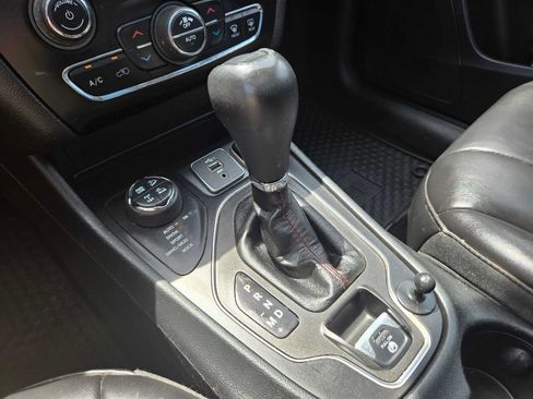 Used 2019 Jeep Cherokee Trailhawk w/ Comfort/Convenience Group AWD/4WD image 38