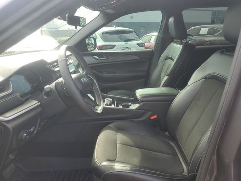 Used 2025 Jeep Grand Cherokee L Altitude RWD image 14