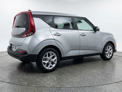 Used 2025 Kia Soul LX w/ LX Technology Package FWD image 9
