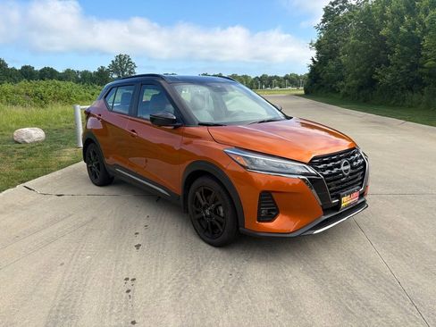 Used 2023 Nissan Kicks SR w/ SR Premium Package FWD image 11