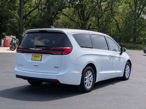 Used 2023 Chrysler Pacifica Touring-L FWD image 7
