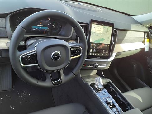 Used 2025 Volvo XC90 T8 Plus w/ Protection Package Premier image 9