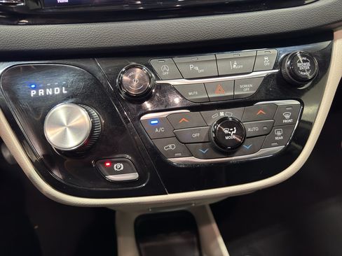 Used 2023 Chrysler Pacifica Touring-L FWD image 33