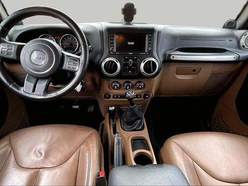 Used 2014 Jeep Wrangler Unlimited Sahara w/ Connectivity Group AWD/4WD image 11
