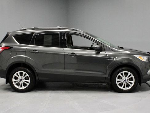 Used 2018 Ford Escape SE w/ Ford Safe & Smart Package FWD image 12