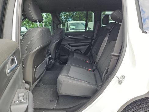 Used 2024 Jeep Grand Cherokee Laredo RWD image 14