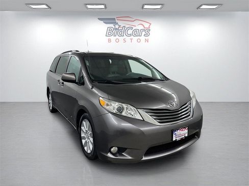 Used 2014 Toyota Sienna XLE image 3