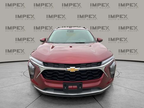 Used 2025 Chevrolet Trax LT w/ LT Convenience Package image 8