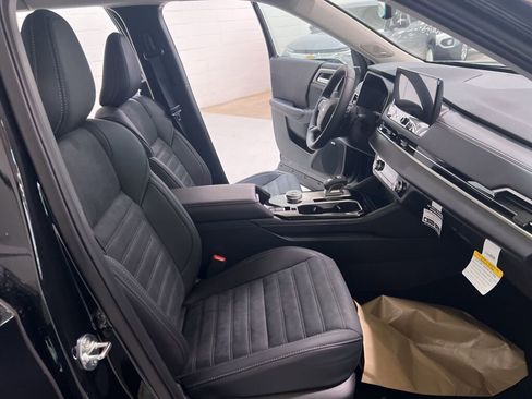 New 2025 Mitsubishi Outlander SE image 15
