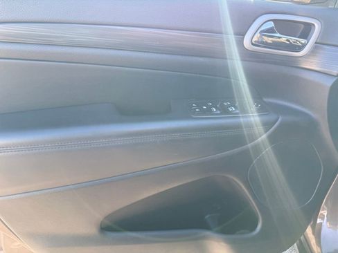 Used 2020 Jeep Grand Cherokee Laredo image 16