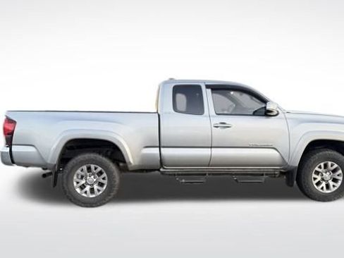 Used 2018 Toyota Tacoma SR5 image 3