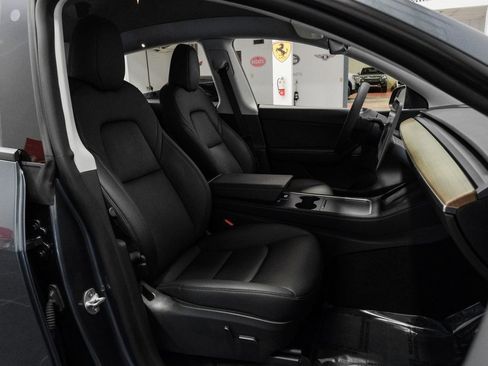 Used 2022 Tesla Model Y Long Range image 37