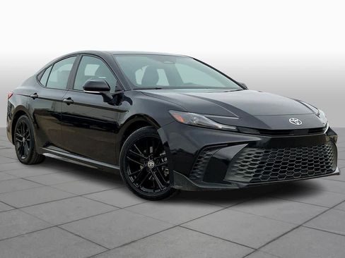 Used 2025 Toyota Camry SE image 2