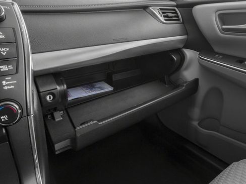 Certified 2016 Toyota Camry SE FWD image 18