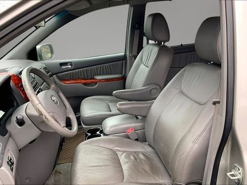 Used 2010 Toyota Sienna image 18