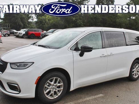 Used 2024 Chrysler Pacifica Touring-L FWD image 1