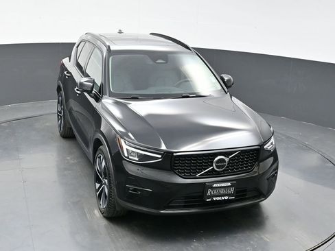 Used 2025 Volvo XC40 B5 Plus image 24