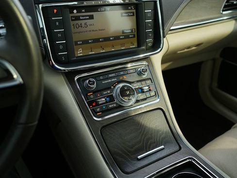 Used 2019 Lincoln Continental Reserve image 16