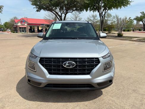 Used 2021 Hyundai Venue SE image 2