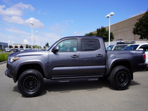 Used 2022 Toyota Tacoma TRD Sport w/ Technology Package AWD/4WD image 7