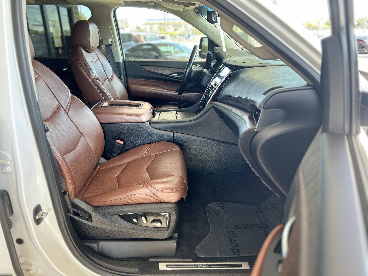 Used 2017 Cadillac Escalade ESV Luxury AWD/4WD image 56