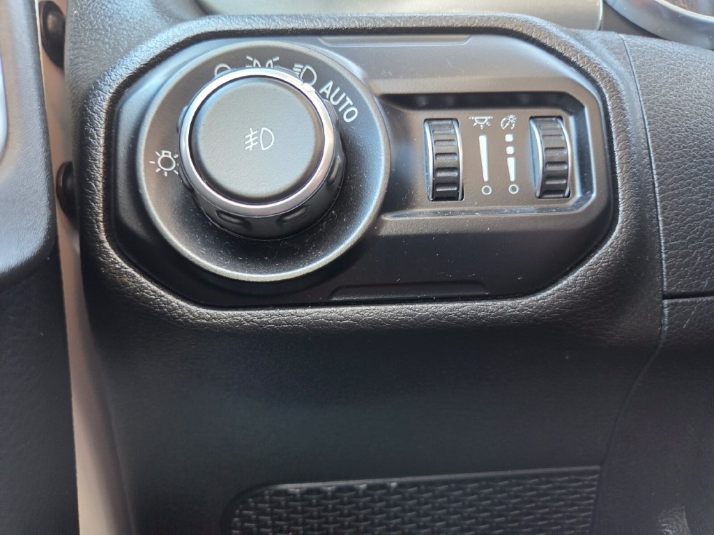 Used 2019 Jeep Wrangler Unlimited Sahara w/ Safety Group AWD/4WD image 12